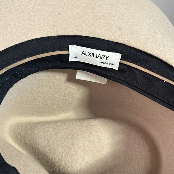 Aritzia hat - Picture 3 of 3